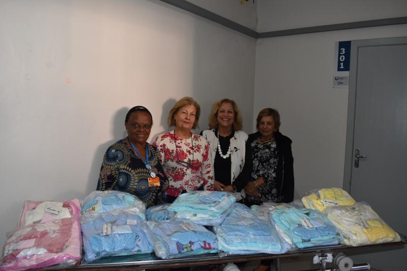 Grupo de Apoio entrega enxovais para todas as gestantes e recém-nascidos da Maternidade