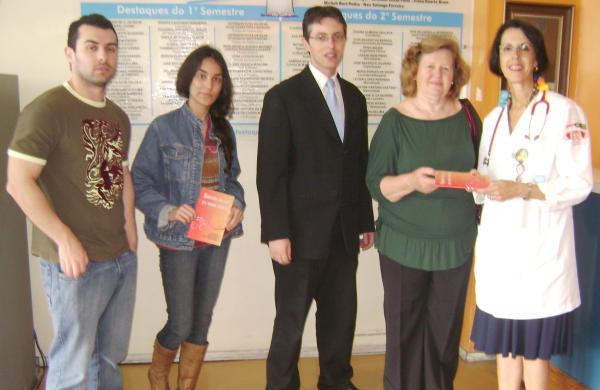 HUSFP recebe doação de livros de alunos do curso de Gestão Hospitalar da UCPel