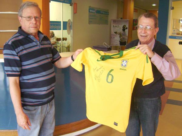 PSP entrega camiseta rifada da seleção brasileira