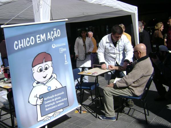 Hospital São Francisco realiza Chico em Ação no calçadão de Pelotas