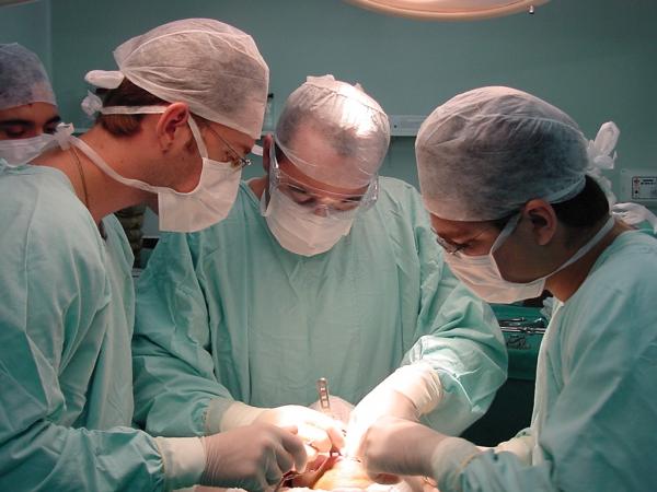 Equipe do São Francisco aplica novo procedimento em cirurgia