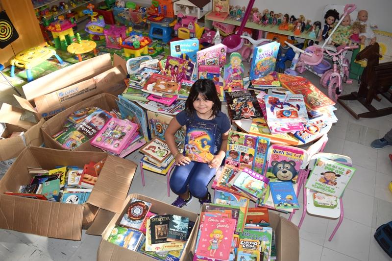 Escola Mario Quintana doa dezenas de livros em encerramento de projeto anual de leitura