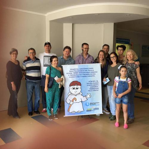 Turma de Medicina da UCPel celebra 25 anos de formatura em visita pelo HUSFP