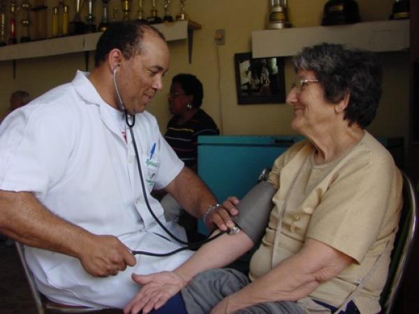 Acadêmicos de Enfermagem realizam atividade com diabéticos e hipertensos