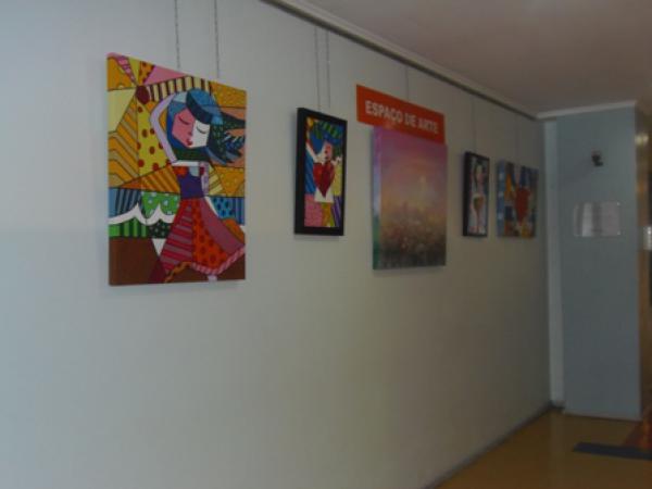 Exposição com estilo Pop Art no corredor de arte do HUSFP/UCPel