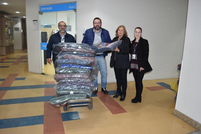 HU recebe 40 cobertores arrecadados durante a Festa do Padroeiro de Pelotas