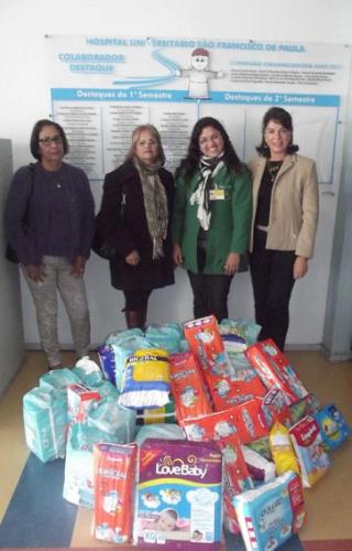 Esposas dos Rotarianos do Rotary Pelotas Norte fazem doação de fraldas ao HUSFP