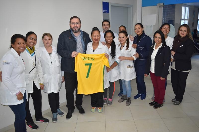 Camisa autografada da Seleção Brasileira de Futebol será rifada em prol da maternidade do HUSFP