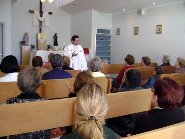 Mães recebem bênçãos em missa na capela do HUSFP