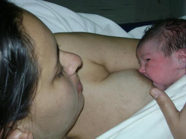 O primeiro momento: mamãe e bebê com muito conforto e juntinhos