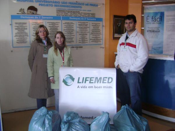 Hospital Universitário São Francisco recebe doações de agasalhos da Lifemed