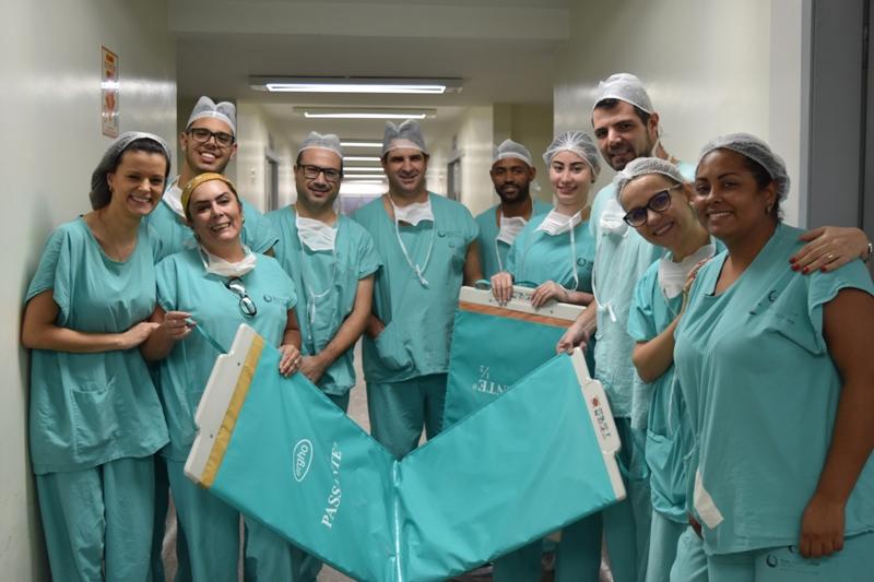 Equipe do Centro Cirúrgico adquire passante para transferência de pacientes